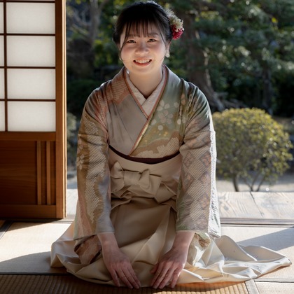 ミヤタカズコが出張撮影したフラッシュ撮影, 自然の中の人々, ショルダーなどが写った「卒業」の家族写真