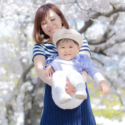 ゆのみふぉとが出張撮影した自然の中の人々, 手をつないで, 友情などが写った「桜とお写真」の家族写真