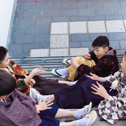 中井企画が出張撮影したKishiwada Castle, スポーツユニフォーム, 分かち合うなどが写った「ハーフ成人式」の家族写真