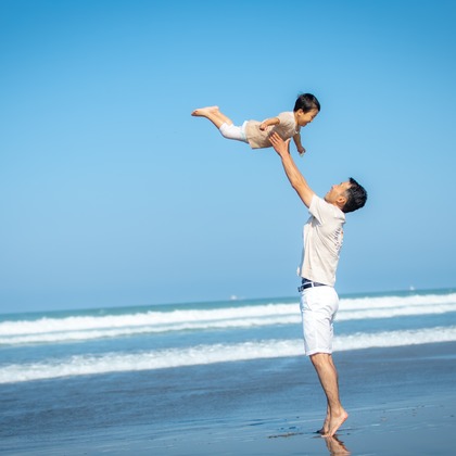 高橋 千尋が出張撮影したドラム, フラッシュ撮影, ビーチの人々などが写った「海」の家族写真