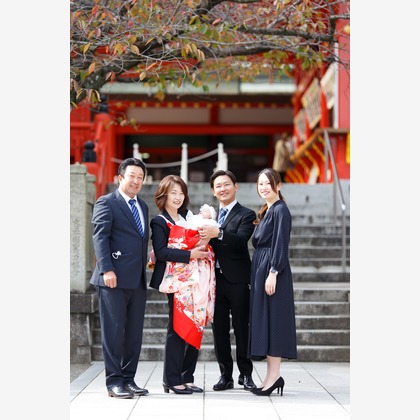 中井企画が出張撮影した挨拶, ネクタイ, 赤ちゃん・幼児服などが写った「お宮参り」の家族写真