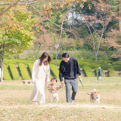 高夏写真店が出張撮影した子鹿, 襟, 肉食動物などが写った「家族写真の撮影」の家族写真