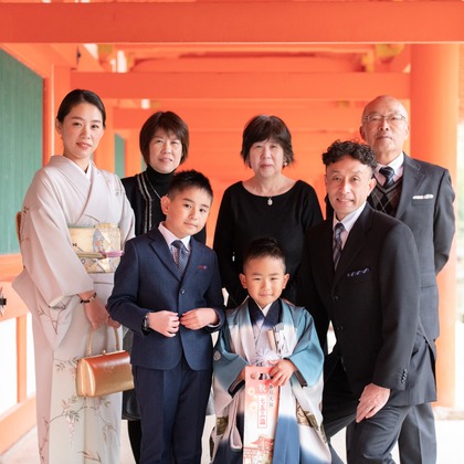 この写真は、出張撮影(家族写真(キッズ,ベビーフォト))のアルバム「七五三（春日大社）」にある写真の1枚で、家族写真(キッズ,ベビーフォト)などが写っています。<br>「七五三（春日大社）」では他にも:albumPhotoCount枚の家族写真を見ることができます。撮影者は福永写真事務所です。カメラマンのプロフィールページで、家族写真(キッズ,ベビーフォト)撮影の口コミやおすすめコメントを見ることができます。