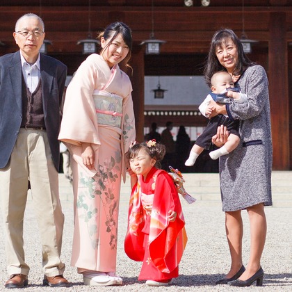 中井企画が出張撮影したネクタイ, フラッシュ撮影, ストリートファッションなどが写った「七五三(奈良)」の家族写真