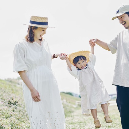 NISHIMURA AKINOBUが出張撮影したドレス, ジェスチャー, 自然の中の人々などが写った「家族フォト@二子玉川公園（東京都世田谷区）」の家族写真
