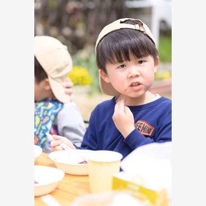 大塚由充が出張撮影した子供たちと遊ぶ, 子供たち, 食べるが写った家族写真の出張撮影の写真