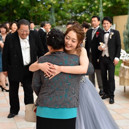 教会の古い椅子が撮影した「ウェディングフォト」の写真