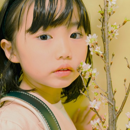 松嵜直斗が出張撮影したジェスチャー, 自然の中の人々, スリーブが写ったスタジオ撮影の写真