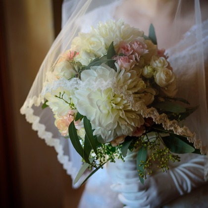 教会の古い椅子が撮影した「ウェディングフォト」の写真