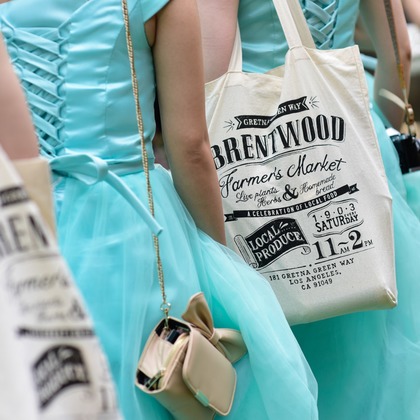 教会の古い椅子が撮影した「ウェディングフォト」の写真