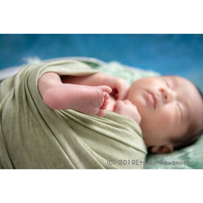 かわもとえつこが出張撮影したベージュ, 家族一緒に写真を撮る, 架空の人物などが写った「ニューボーンフォト」の家族写真