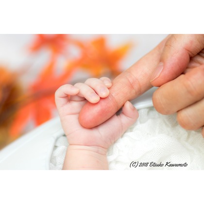 かわもとえつこが出張撮影したベージュ, 家族一緒に写真を撮る, 架空の人物などが写った「ニューボーンフォト」の家族写真