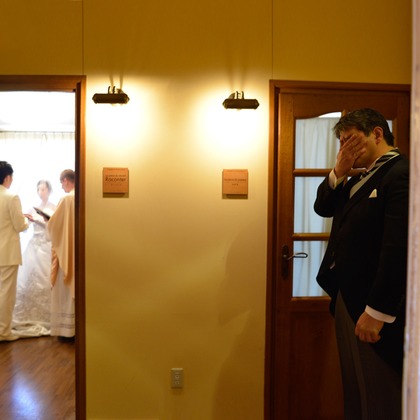 教会の古い椅子が撮影した「ウェディングフォト」の写真