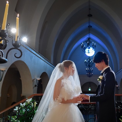 教会の古い椅子が撮影した「ウェディングフォト」の写真