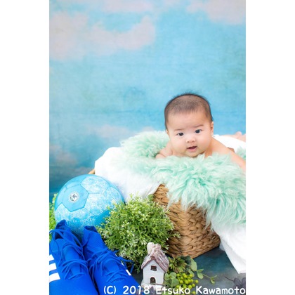 かわもとえつこが出張撮影したベージュ, 家族一緒に写真を撮る, 架空の人物などが写った「ニューボーンフォト」の家族写真