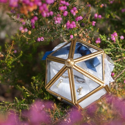 教会の古い椅子が撮影した「ウェディングフォト」の写真