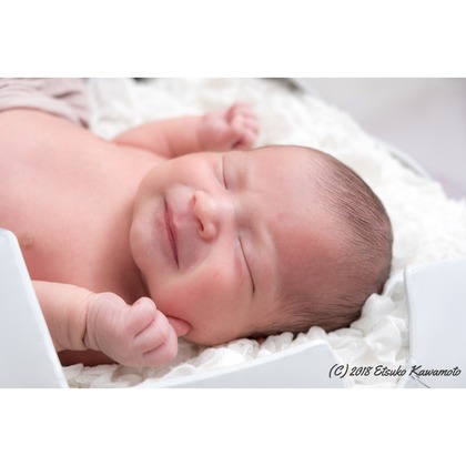 かわもとえつこが出張撮影したベージュ, 家族一緒に写真を撮る, 架空の人物などが写った「ニューボーンフォト」の家族写真