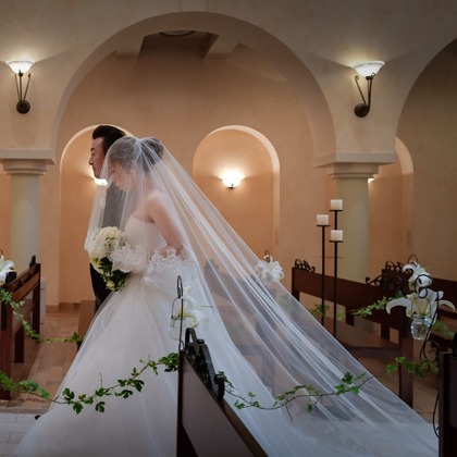 教会の古い椅子が撮影した「ウェディングフォト」の写真