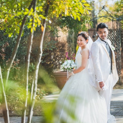 教会の古い椅子が撮影した「ウェディングフォト」の写真