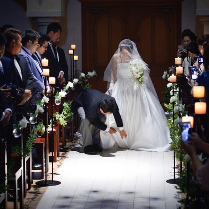 教会の古い椅子が撮影した「ウェディングフォト」の写真