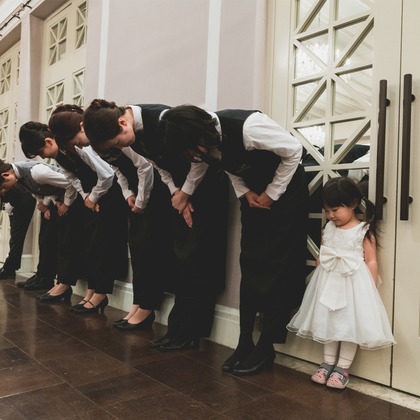 教会の古い椅子が撮影した「ウェディングフォト」の写真