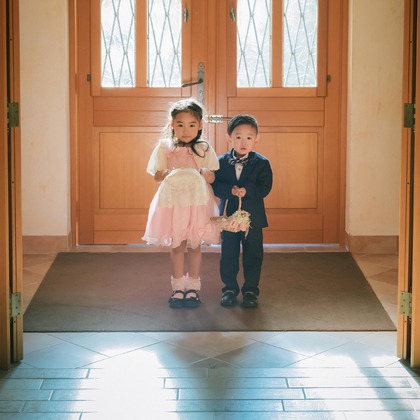 教会の古い椅子が撮影した「ウェディングフォト」の写真