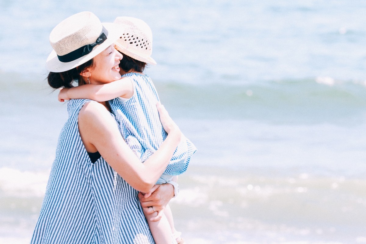 出張撮影HUGTIMEが海岸で撮ったお誕生日の家族写真