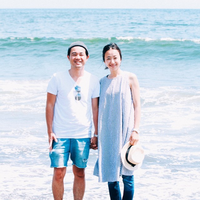 出張撮影HUGTIMEが海岸で撮ったお誕生日の家族写真